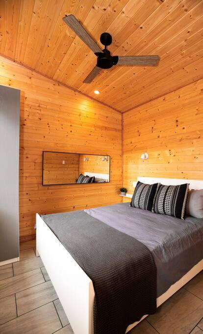 1-Bedroom Knotty Pine Cabin W Sauna & Jacuzzi سووك المظهر الخارجي الصورة